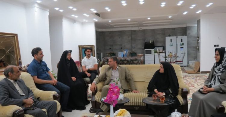 به مناسبت سوم خرداد؛ رییس اداره منابع طبیعی بافق با خانواده معظم شهدا دیدار نمود