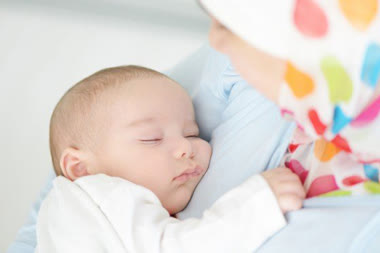 اهمیت مراقبت آغوشی در سلامت نوزادان نارس